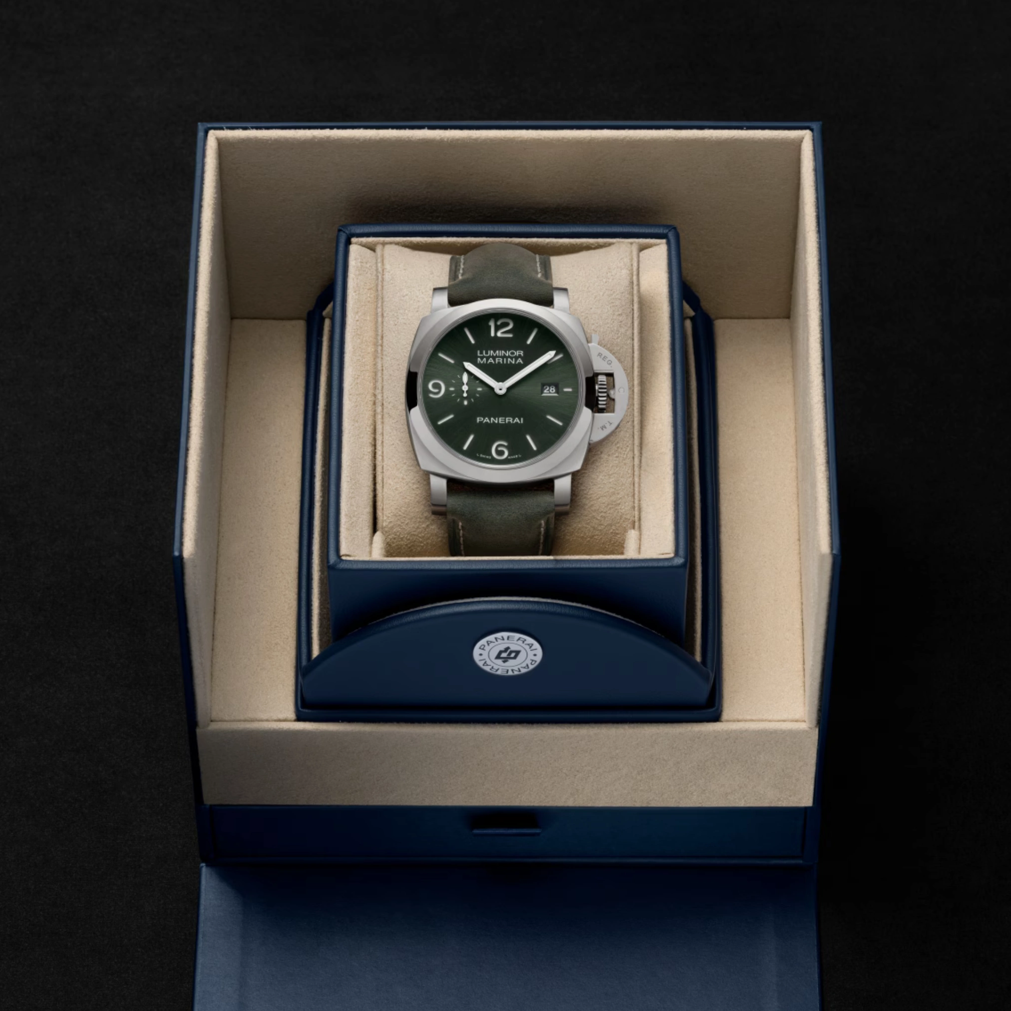 Panerai Luminor aus Titan in Box präsentiert