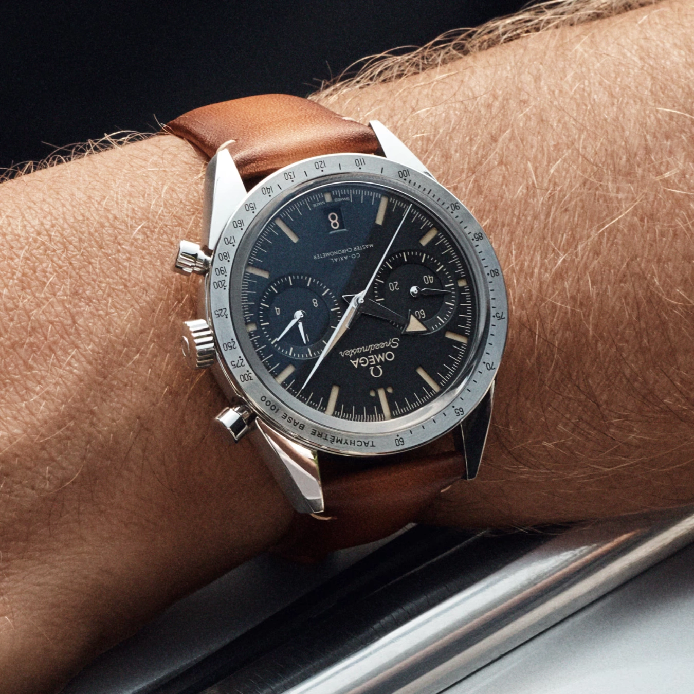 Omega Speedmaster 57 mit Handaufzug am Handgelenk